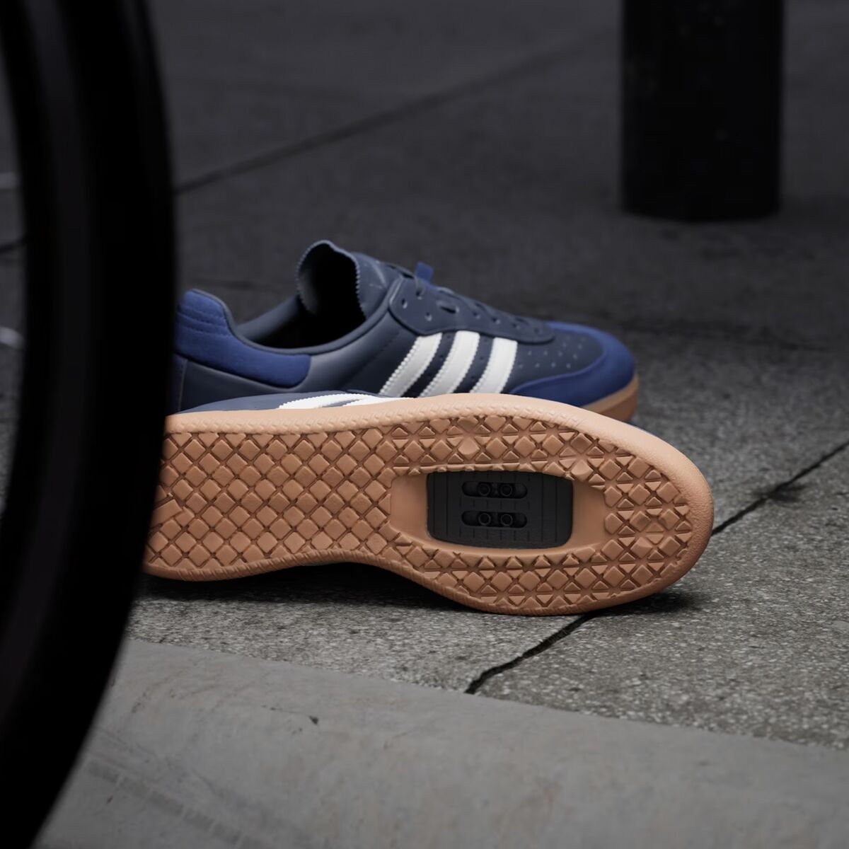 ウェア adidas VELOSAMBA Amazon.com | adidas Unisex Velosamba Leather Sneaker, White